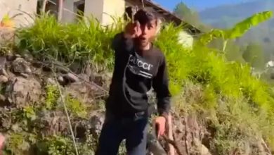 पोस्ट ऑफिस कर्मचारी ने की अभद्रता!, Video Viral, गांव वाले परेशान, की कार्रवाई की मांग bageshwar-kothkot-post-office-man-video
