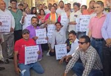 देशभर में बढ़ती महंगाई को लेकर कांग्रेस का प्रदर्शन, केंद्र सरकार का पुतला फूंका congress-protests-in-kashipur-over-rising-inflation-across-country