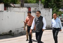 उत्तरकाशी DM प्रशांत आर्य पैदल पहुंचे कलेक्ट्रेट, दफ्तर जाते समय परखी व्यवस्थाएं uttarkashi-dm-prashant-arya-arrives-at-collectorate-by-foot