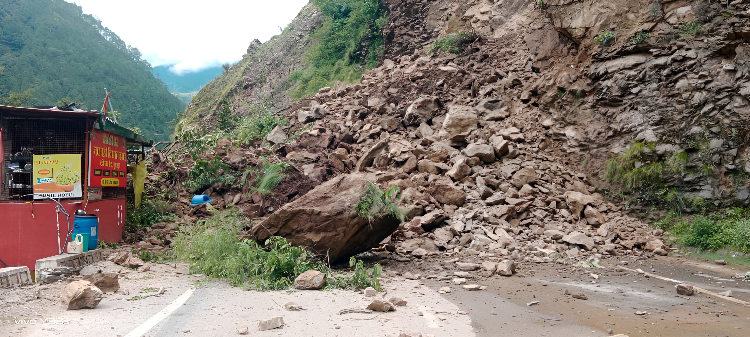 Badrinath Highway Accident: चारधाम यात्रियों की बस पर गिरा बोल्डर, एक श्रद्धालु की मौत, 2 घायल Accident on Badrnath Highway