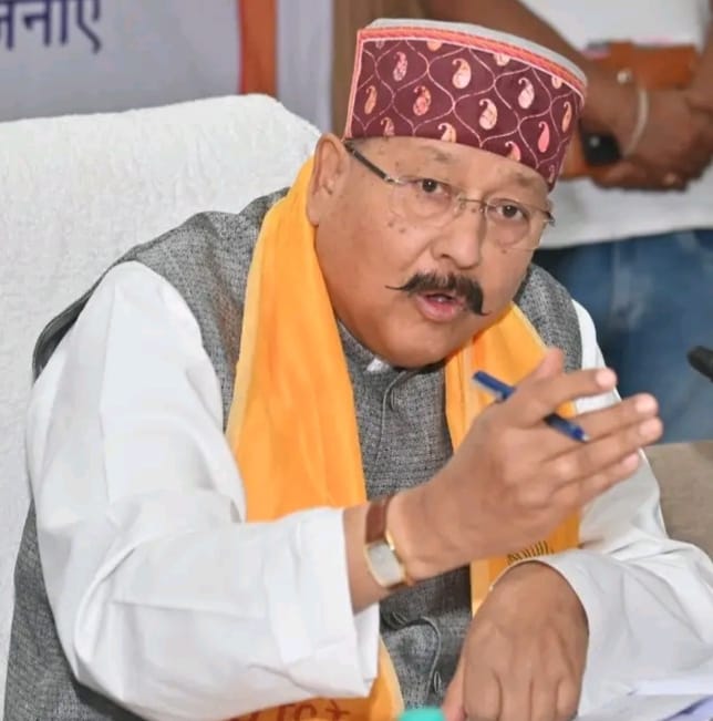 सतपाल महाराज की कार हुई हादसे का शिकार, पहाड़ी से गिरा पत्थर, बाल-बाल बचे मंत्री satpal maharaj