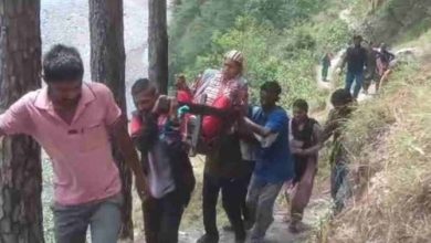 विकास के दावों की खुली पोल: प्रसव पीड़ा में तड़पती रही महिला, सड़क न होने पर डंडी से पहुंचाया अस्पताल due-to-the-lack-of-road-woman-in-chamoli-transported-to-hospital-using-dandi