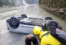 Rudraprayag Accident: नदी में समाई केदारनाथ जा रहे यात्रियों की कार, मची चीख-पुकार char-dham-pilgrims-car-plunges-into-river-in-rudraprayag